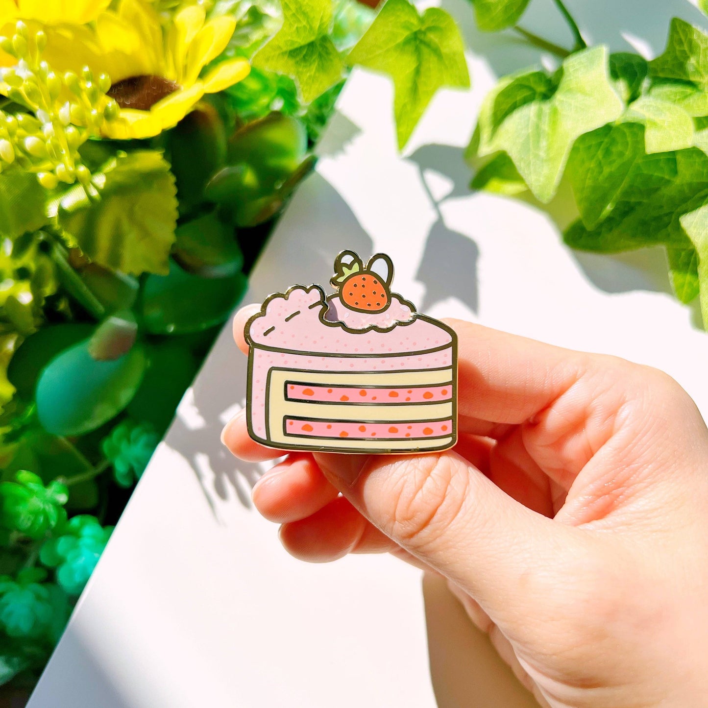 SumLilThings - Enamel Pin - Peeking Strawberry Cake