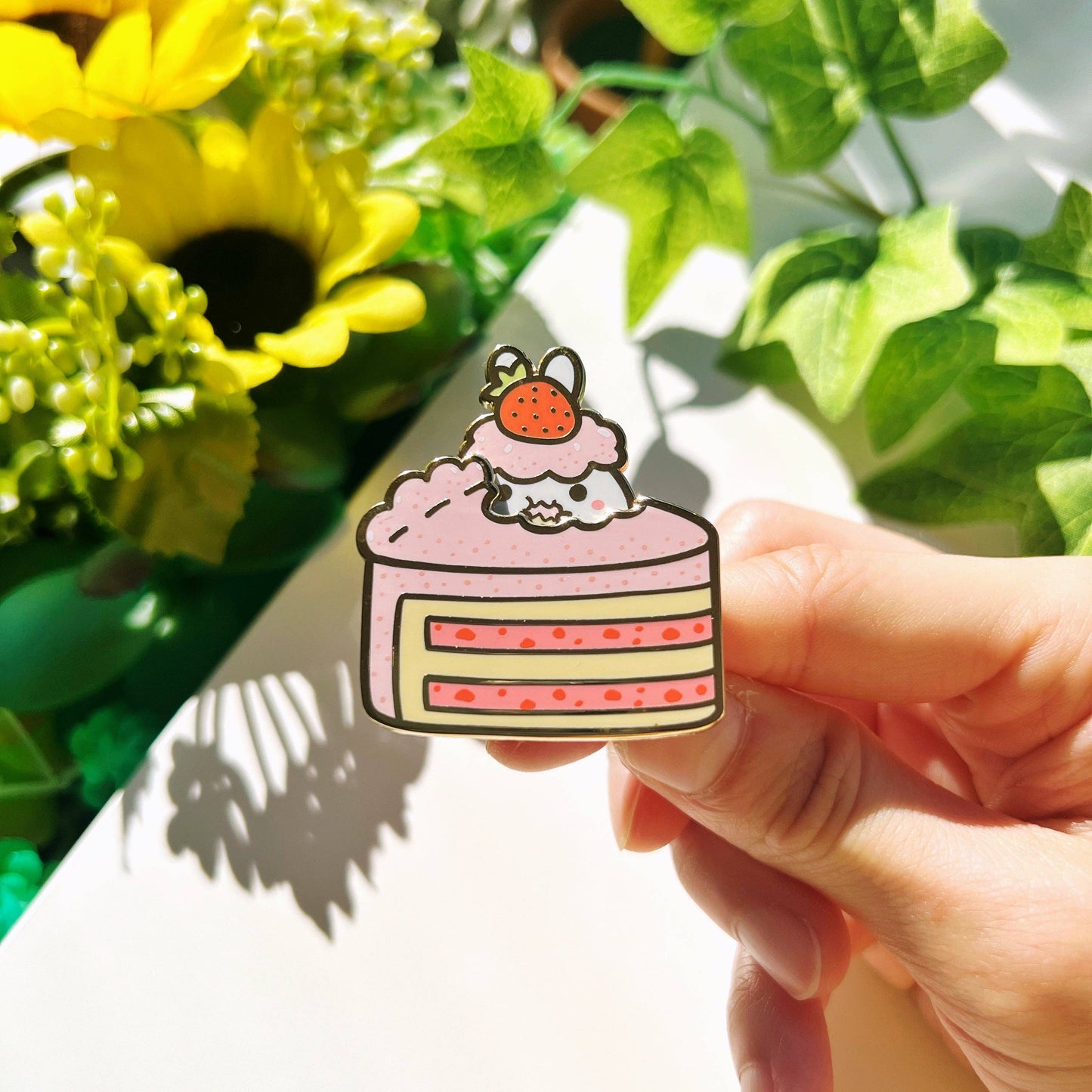 SumLilThings - Enamel Pin - Peeking Strawberry Cake