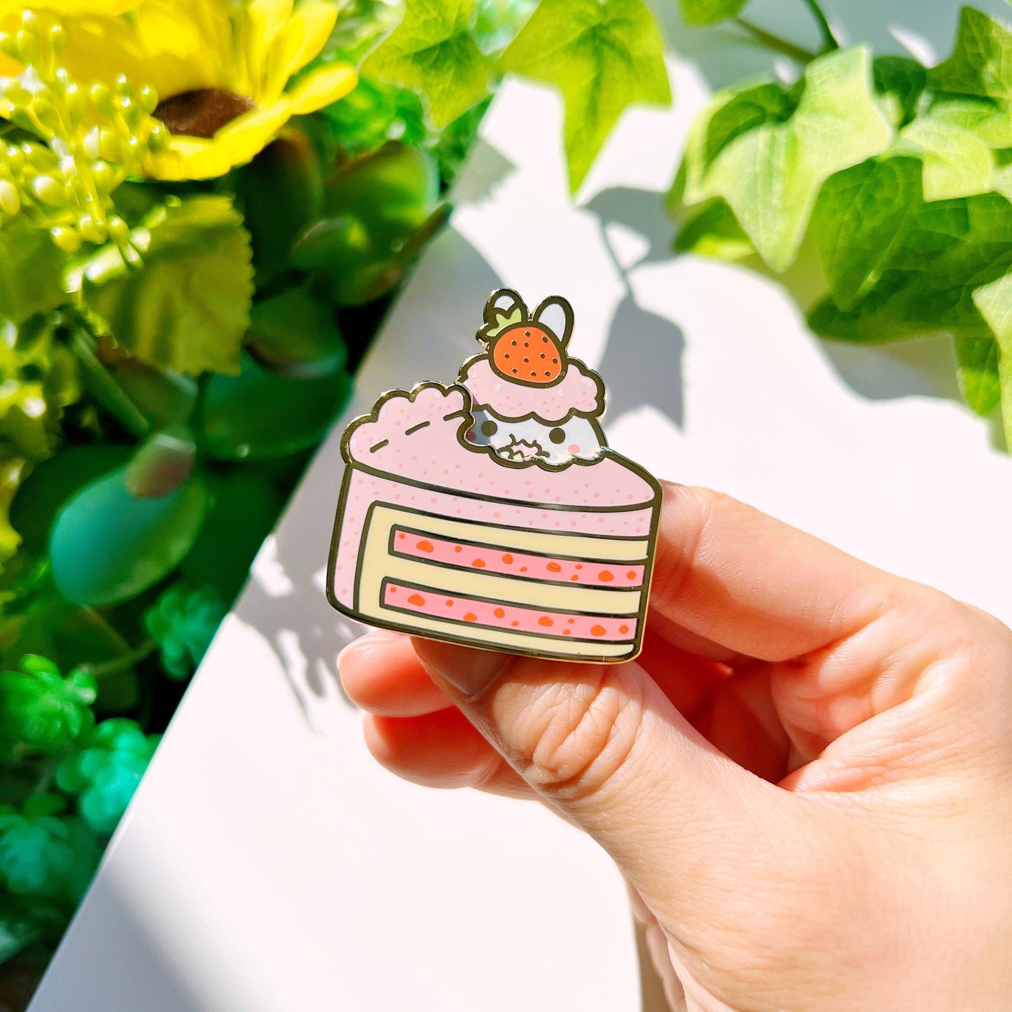 SumLilThings - Enamel Pin - Peeking Strawberry Cake