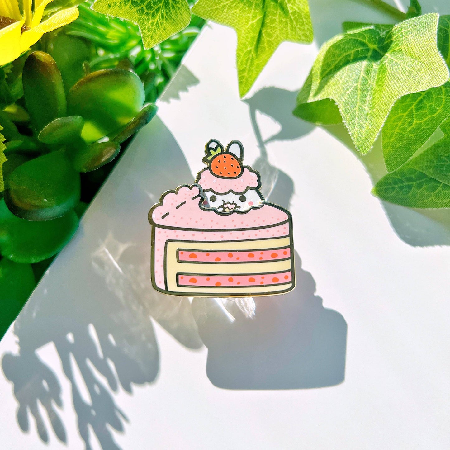 SumLilThings - Enamel Pin - Peeking Strawberry Cake