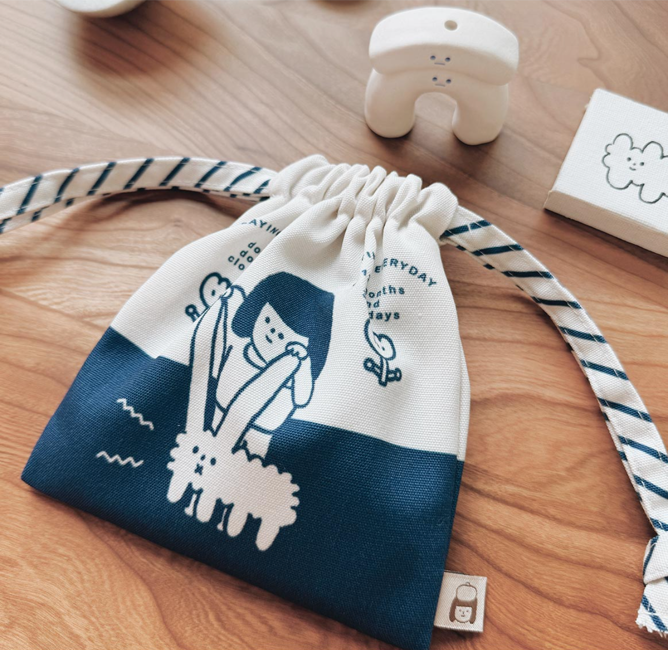 Yohand Studio Drawstring Bag - Playing With Dog Cloud